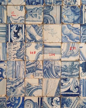 Caio Blat Instagram - Passa pro lado pra sentir as texturas dos azulejos portugueses, ouvindo um dos rappers incríveis da nova geração lusitana. @slowj_oficial