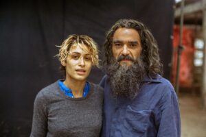 Caio Blat Instagram - Como único sobrevivente da guerra que devastou o Grande Sertão,  depois de décadas preso como líder do bando de Joca Ramiro, Riobaldo carrega dentro de si todas as dores, as mortes, os remorsos por ter perdido seu amor e, talvez, sua alma. Foram 2 anos deixando a barba crescer e estudando essa partitura do seu depoimento, espécie de profeta/poeta/rapper/presidiário. Foi a caracterização mais radical por que já passei pra realizar um personagem. E então, dona @janeteblat , valeu a pena?
Confira @grandesertaofilme HOJE NOS CINEMAS!
Fotos de @brajterman e @helenabarretophoto