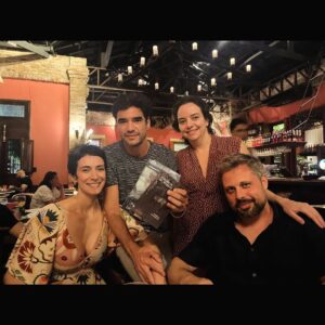 Caio Blat Instagram - Noite dos Caios com as meninas Blat, a melhor pizza @veridianapizzaria e os últimos Samanta Schweblin, já leram?
@rafaellablat 
@victoriablat 
@mfblat 

@samschweblin 

❤️ @priborgonovi