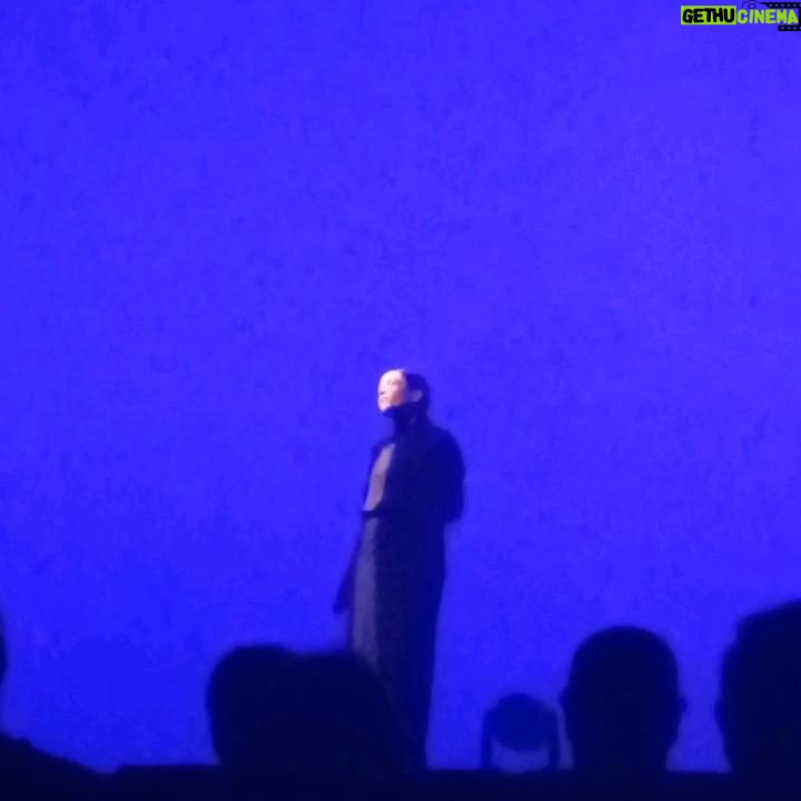 Caio Blat - 3.7K Likes - Enquanto Madonna recebia 1 milhão de brasileiros em Copacabana, eu estava me deslumbrando com a popstar do fado @carminho em Guimarães num concerto de arrepiar. Me encanta o potencial dessa mulher, seu poder de manter e renovar a tradição com arranjos sofisticados.