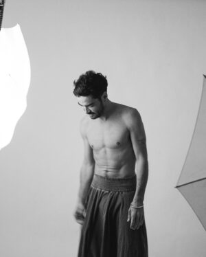 Caio Blat Instagram - Cidade inconsequente, ardente, vaidosa, vadia. 
Com vida nas esquinas  e vermelho em seus becos;
Vermelho que marca os lábios na borda da camisa, que marca o soco no estômago. 
Mãos que amam, que destroem.
Cidade que apaixona os poetas, que aventura-se as Américas e ao Oriente.
Cidade dos beijos, cidade dos despejos. 

w/ @caio_blat 
Shot at: @cloudsstudio.lx 
Support: @isaclouds