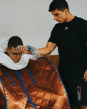 Caio Borralho Instagram - T.B.T 

📈 Muitos lutadores dedicam tempo e esforço desnecessários ao corte. Não me interpretem mal, você precisa perder o peso. E é óbvio que isso é muito importante mas não há prêmios por subir na balança entende?

Perder peso é uma ciência não adianta querer fazer de qualquer jeito, só no UFC trabalho a 06 lutas com o @caioborralho e a cada vez pensamos sempre em melhorar o processo. 
O que isso significa?

Tentamos gastar menos energia com o corte em sí e deixar a cabeça dele mais focada na luta!
🧠Caio é atleta o ano todo, por isso podemos fazer isso!!!