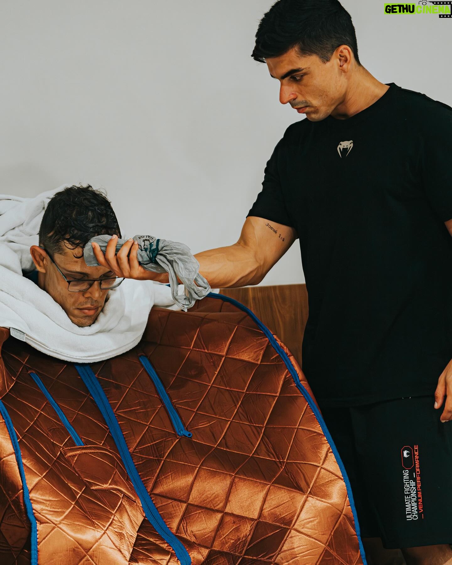 Caio Borralho - 7.1K Likes - T.B.T
š Muitos lutadores dedicam tempo e esforƧo desnecessĆ”rios ao corte. NĆ£o me interpretem mal, vocĆŖ precisa perder o peso. E Ć© óbvio que isso Ć© muito importante mas nĆ£o hĆ” prĆŖmios por subir na balanƧa entende?
Perder peso é uma ciência não adianta querer fazer de qualquer jeito, só no UFC trabalho a 06 lutas com o @caioborralho e a cada vez pensamos sempre em melhorar o processo.
O que isso significa?
Tentamos gastar menos energia com o corte em sà e deixar a cabeça dele mais focada na luta!
š§ Caio Ć© atleta o ano todo, por isso podemos fazer isso!!!