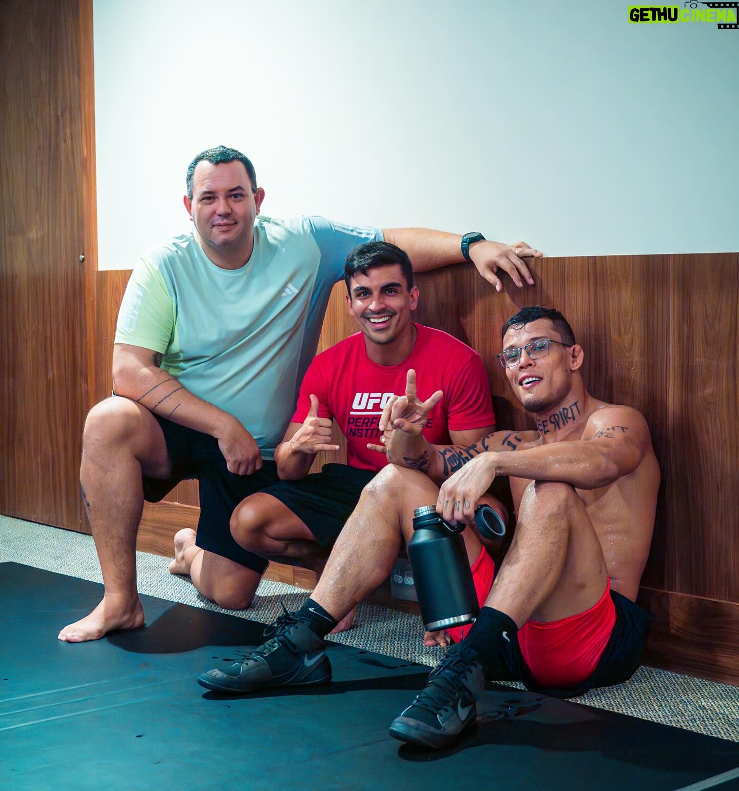 Caio Borralho - 3.9K Likes - Agradecer sempre a quem anda do meu lado!
Obrigado especial pra todas essas pessoas que fizeram parte do meu camp e a todas que também não estão nas fotos! Sem vocês nada disso seria tão bom quanto é!
Ć sempre melhor sonhar junto com quem sonha com a gente!
@fightingnerds