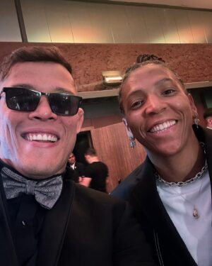 Caio Borralho Instagram - Era uma vez um menino que saiu do Maranhão aos 21 anos pra viver do esporte e realizar seu sonho. Ele se inspirou em muita gente, mas um deles era um cara com o apelido de Aranha. 10 anos depois (com o menino já vivendo seu sonho) esse menino estava (pela primeira vez) na última luta do Aranha no Brasil…e o Aranha passando o viu, apontou pra ele e disse: PARABÉNS PELO TRABALHO, e deu um abraço e tirou foto com ele. 

Esse menino, óbvio q vcs sabem q sou eu…só falei assim pra ficar mais dramático um pouco hahahaha MAS ESSA CENA NÃO ESQUEÇO NUNCA MAIS NA MINHA VIDA.

@spiderandersonsilva PODE TER CERTEZA QUE VOU CONTINUAR TRABALHANDO MUITO PRA OUVIR ISSO OUTRAS VEZES DE VOCÊ! Obrigado por me inspirar! E se me der a chance de fzr um treino juntos, agarro com unhas e dentes!

@kalylsilva parabéns pela vitoria
@mcdaniell essa semana nosso treinão sai
@beatrizferreira60kg @rafaelasilvaa obrigado por serem referência no esporte brasileiro e inspirar tanta gente
@whinderssonnunes você é foda! Inspiração pra todo o Nordeste! E com orgulho!
@nogcaio o brabo das letras e do flow! Faz parecer fácil…excelência em tudo q faz! Obrigado por isso…porque isso inspira.

@spaten_br PARABÉNS PELO EVENTASSO! VAMOS PRA MUITOS OUTROS COM CERTEZA!