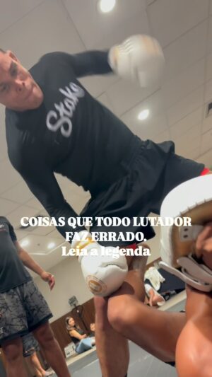 Caio Borralho Instagram - CONFIRA 👇
- Treinar até a exaustão, sempre achando que é assim que vai ganhar gás.

- Perder peso de forma errada, deixando para a última hora tirar mais de 5-7% do peso corporal.

- Reidratar de forma incorreta, tanto com líquidos quanto com alimentos. Muitos bebem líquido muito rapidamente e comem comidas gordurosas para recuperar peso (ex: pizza, hambúrguer...).

- Treinar errado, achando que na hora da luta vai fazer certo (exemplo: precisa treinar entrada de queda, mas não faz no treino para não cansar e acha que na luta vai fazer).

COMENTA AI, O QUE MAIS VOCÊS ACHAM QUE TODO LUTADOR FAZ ERRADO?