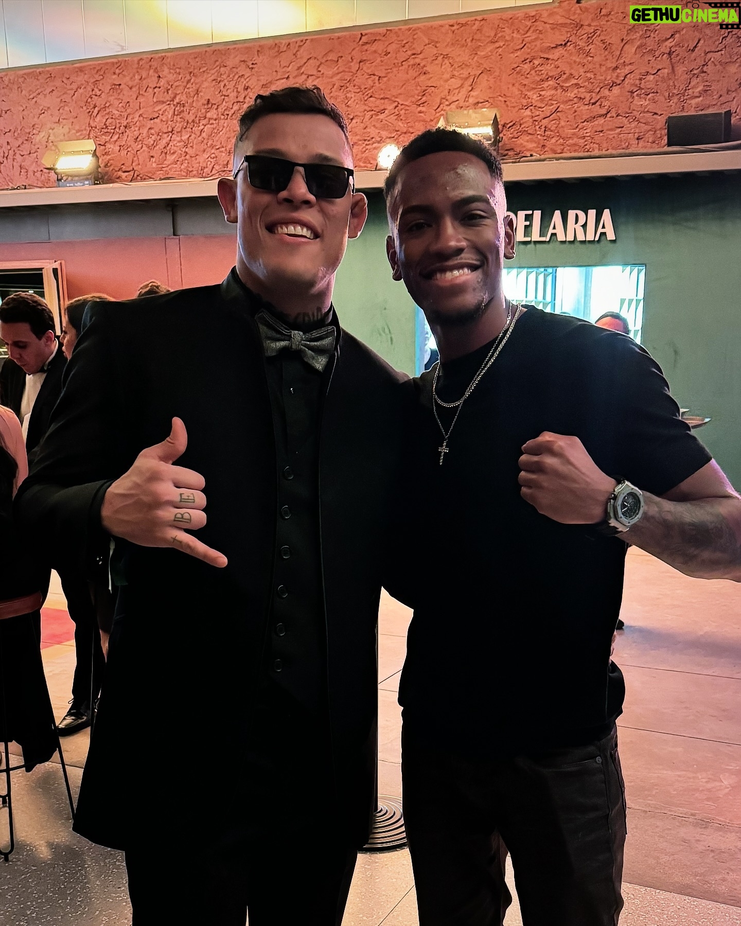 Caio Borralho - 10.8K Likes - Era uma vez um menino que saiu do MaranhĆ£o aos 21 anos pra viver do esporte e realizar seu sonho. Ele se inspirou em muita gente, mas um deles era um cara com o apelido de Aranha. 10 anos depois (com o menino jĆ” vivendo seu sonho) esse menino estava (pela primeira vez) na Ćŗltima luta do Aranha no Brasilā¦e o Aranha passando o viu, apontou pra ele e disse: PARABĆNS PELO TRABALHO, e deu um abraƧo e tirou foto com ele.
Esse menino, óbvio q vcs sabem q sou euā¦só falei assim pra ficar mais dramĆ”tico um pouco hahahaha MAS ESSA CENA NĆO ESQUEĆO NUNCA MAIS NA MINHA VIDA.
@spiderandersonsilva PODE TER CERTEZA QUE VOU CONTINUAR TRABALHANDO MUITO PRA OUVIR ISSO OUTRAS VEZES DE VOCĆ! Obrigado por me inspirar! E se me der a chance de fzr um treino juntos, agarro com unhas e dentes!
@kalylsilva parabƩns pela vitoria
@mcdaniell essa semana nosso treinão sai
@beatrizferreira60kg @rafaelasilvaa obrigado por serem referĆŖncia no esporte brasileiro e inspirar tanta gente
@whinderssonnunes você é foda! Inspiração pra todo o Nordeste! E com orgulho!
@nogcaio o brabo das letras e do flow! Faz parecer fĆ”cilā¦excelĆŖncia em tudo q faz! Obrigado por issoā¦porque isso inspira.
@spaten_br PARABĆNS PELO EVENTASSO! VAMOS PRA MUITOS OUTROS COM CERTEZA!