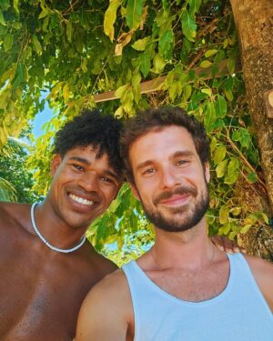 Caíque Nogueira Instagram - posto devagar porque já tive pressa... 🫠 mais um verão no meu lugar preferido no mundo. grato demais por todo acolhimento dessa ilha e dos amigos de todos os anos 🤍