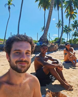 Caíque Nogueira Instagram - posto devagar porque já tive pressa... 🫠 mais um verão no meu lugar preferido no mundo. grato demais por todo acolhimento dessa ilha e dos amigos de todos os anos 🤍