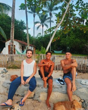 Caíque Nogueira Instagram - posto devagar porque já tive pressa... 🫠 mais um verão no meu lugar preferido no mundo. grato demais por todo acolhimento dessa ilha e dos amigos de todos os anos 🤍