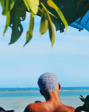 Caíque Nogueira Instagram - posto devagar porque já tive pressa... 🫠 mais um verão no meu lugar preferido no mundo. grato demais por todo acolhimento dessa ilha e dos amigos de todos os anos 🤍