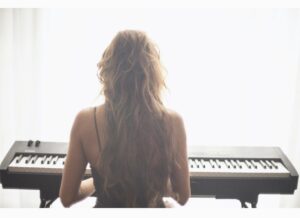 Cait Alexander Instagram - No one knows me like the piano… 🖤🤍 #home #happy #music #free