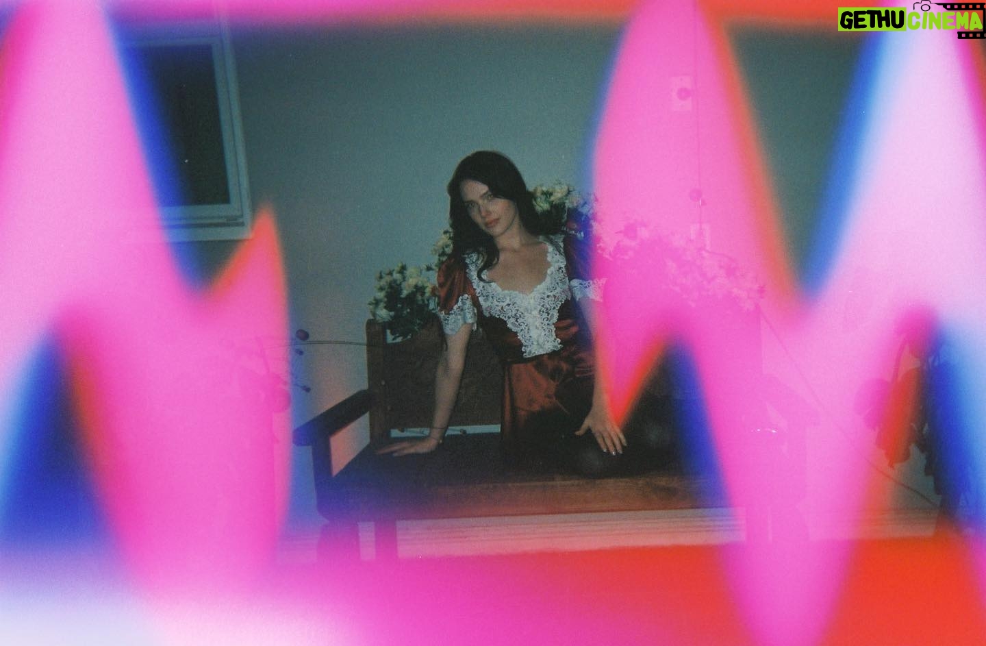 Cait Fairbanks - 3 Likes - squiggle 🍯
Taken by @nickygiraffe 🥰