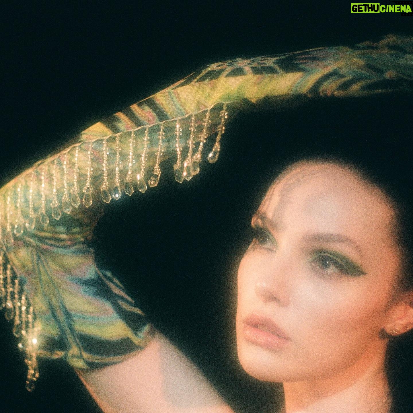 Cait Fairbanks - 1.2K Likes - gatorade: the video coming to a screen near you @ midnight
Photo: @isabellesloane
Glam: @alyshasherri
Styling: @jjjordandouglas