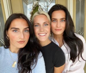 Caitlin Leahy Instagram - Three creatures stirring...mimosas at 9 AM 🍹