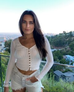 Actress Caitlin Leahy HD Instagram Photos and Wallpapers August 2020