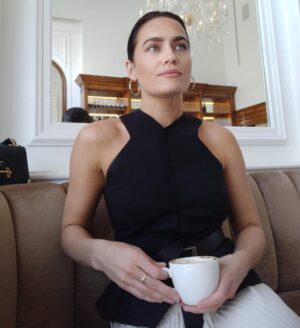 Caitlin Leahy Instagram - Do I smell... freesias? 🌸