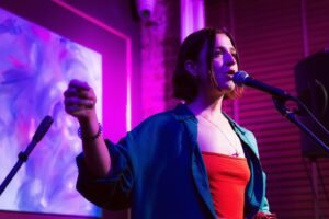 Caitlin O'Ryan Instagram - Ty @poets_palace and the wonderful band. Was dreamy doing my thing with you 🫶📝👑
•
📸: @jhvisuals__