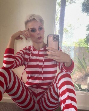 Caitlin V Instagram - Merry Christmas ya filthy animals 💋✨🎄🫶🏼❤️⭐️🥹