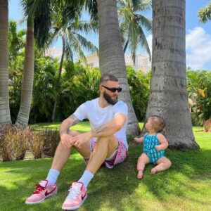 Caleb Plant Instagram - Nothing better in the world than being a dad. As I’m sure most of you know, the things that mean the MOST to me are in these photos and I’m a lucky man. today is a special day so let’s let that be the focus. S/O to all the dads who are in their kids lives, biological or not. Strong men who PROTECT their families & families name should be celebrated more. Todays is your day 🤝