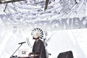 Caleb Rimtobaye Instagram - Desde África, @afrotronix.beat en @rockalparqueoficial. 😎😎😎

📸 @alejandra.mar 

#RockAlParque2022 // #ShockEnRaP // @idartes