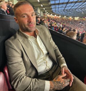 Calum Best Instagram - A lovely tribute to Sir Bobby @manchesterunited 

Poor result but great meeting with these gents @kenneth_shepherd2 & @scottmatchmaker talking LA Aztecs 

New Whistles is a beaut @rn_tailoring thank you 🤝