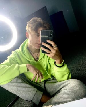 Cameron Brodeur Instagram - Back to school😤 I’m curious, for those of you who are in school, is yours now online?