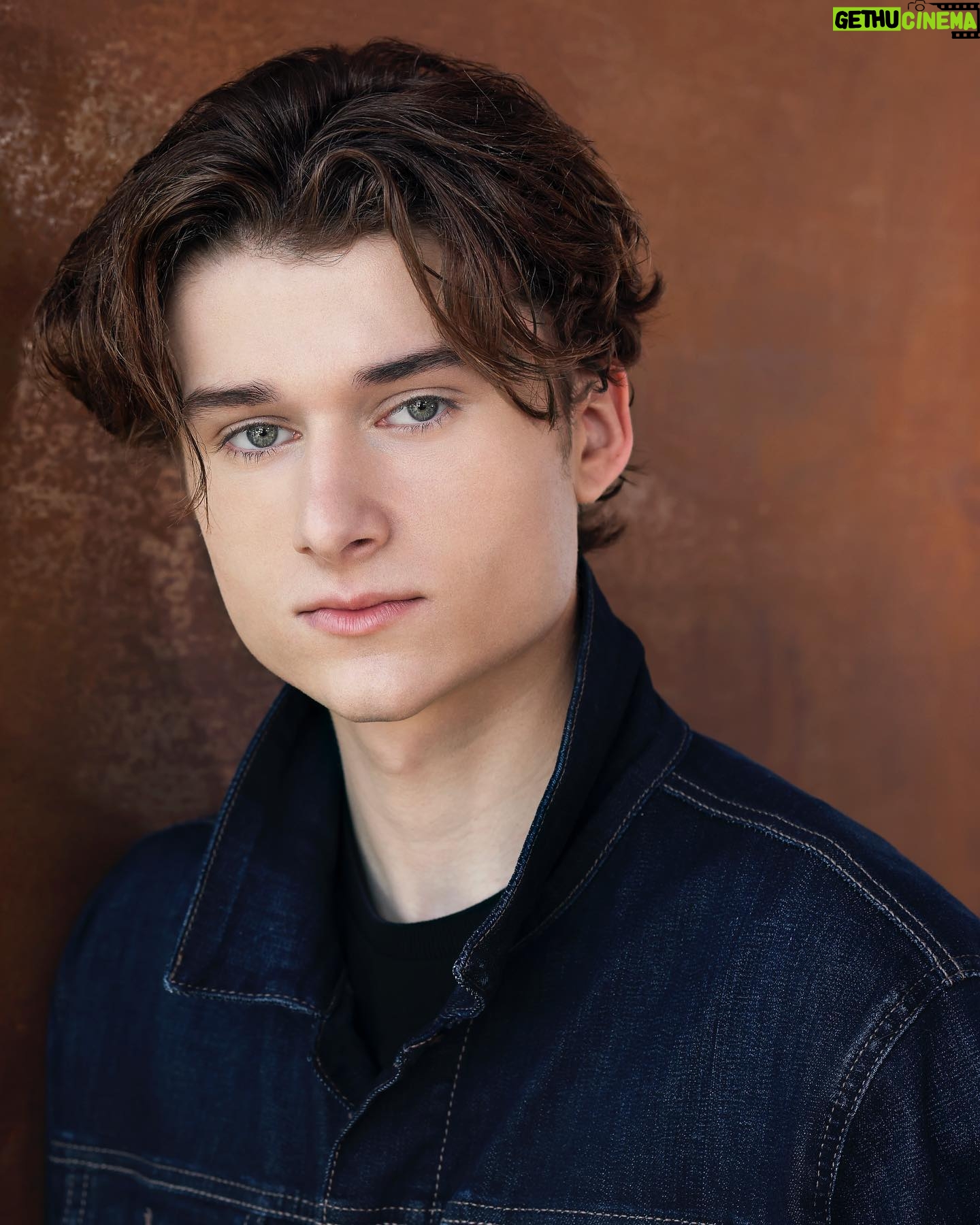 Cameron Brodeur - 107.3K Likes - @kennethdolinphotography killed it with these💪🏻
#headshots