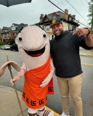 Cameron Heyward Instagram - Had a great time serving the community by handing out pizza along w/ @theheywardhouse @littlecaesars and their love Kitchen!