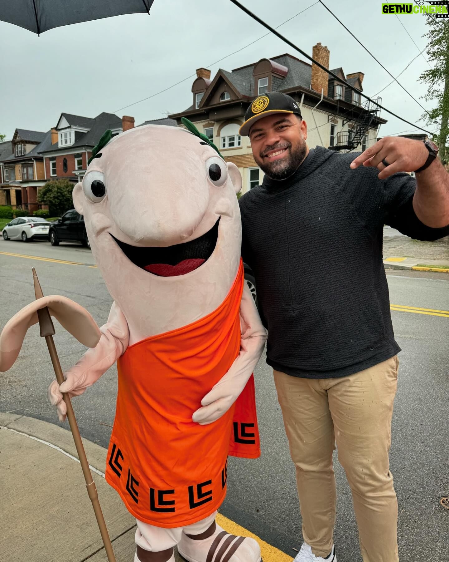 Cameron Heyward - 4.4K Likes - Had a great time serving the community by handing out pizza along w/ @theheywardhouse @littlecaesars and their love Kitchen!
