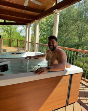 Cameron Heyward Instagram - Hot tub/cold tub Time Machine @chillygoattubs #chillygoat #trainrecoverrelax #ad