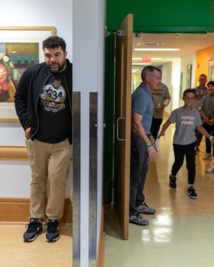Cameron Heyward Instagram - On Friday, defensive tackle for the Pittsburgh Steelers, Cam Heyward, surprised Porter at UPMC Children's Hospital of Pittsburgh. Cam joined the celebration as Porter rang the bell to signify the end of his chemo treatments. @camhey97 @childrenspgh @steelers