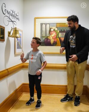 Cameron Heyward Instagram - On Friday, @camhey97 surprised Porter at @childrenspgh to celebrate the end of his chemo treatment by being there to see him ring the bell.

Heyward has known Porter for a few years and made sure he was there for this special moment.