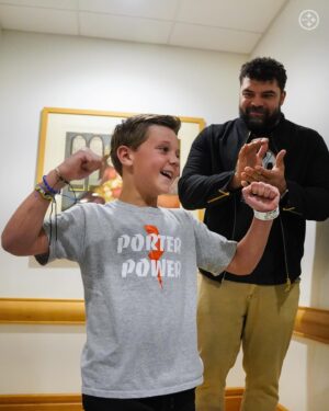 Cameron Heyward Instagram - On Friday, @camhey97 surprised Porter at @childrenspgh to celebrate the end of his chemo treatment by being there to see him ring the bell.

Heyward has known Porter for a few years and made sure he was there for this special moment.