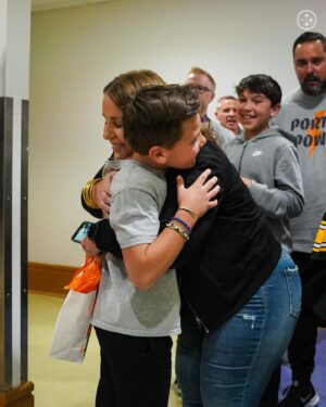 Cameron Heyward Instagram - On Friday, @camhey97 surprised Porter at @childrenspgh to celebrate the end of his chemo treatment by being there to see him ring the bell.

Heyward has known Porter for a few years and made sure he was there for this special moment.