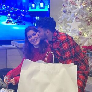 Cameron Ocasio Instagram - A te, al tuo primo Natale italiano e al merry Christian-merry crysler, alla "straccitella" che ti ha fatto venire mal di pancia, alle risate, ai litigi, ai ritardi e al "te l'avevo detto che saremmo comunque arrivati in tempo". All'acqua che mi andavi a prendere all'una di notte perché ero pigra per alzarmi dal letto, ai viaggi, all'incoraggiamento prima di un esame. Al vuoto rimasto quando hai fatto la valigia e al disordine in camera che mi mancherà.