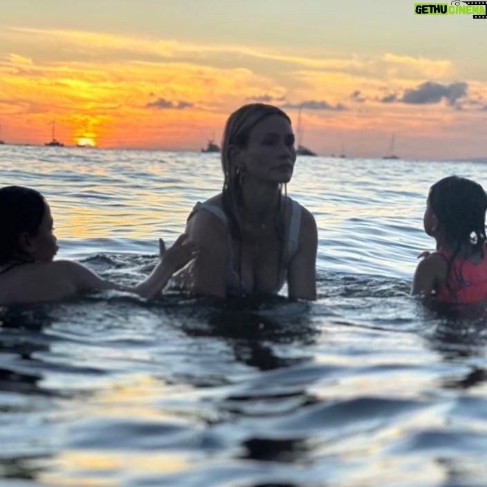 Cameron Richardson - 615 Likes - 11:11. Grateful… Sending you ALL love.