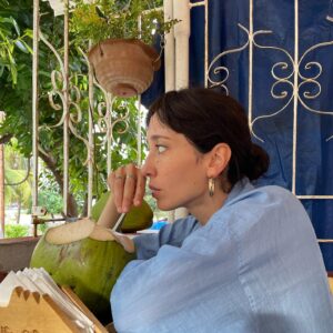 Camila Peralta Instagram - Increíble @festivalcinehabana ❤️ presentamos Clara se pierde en el bosque de @fabbricamila y turisteamos con coki @constanzaperalta1 la mejor hermana del planeta 
El conjunto verde es de la bella @marea.cristal gracias❤️

“casi sin pensar las cosas que voy haciendo parecen un sueño” Pity Alvarez 🥹
Ahora se vuelve a la realidad, que duro.