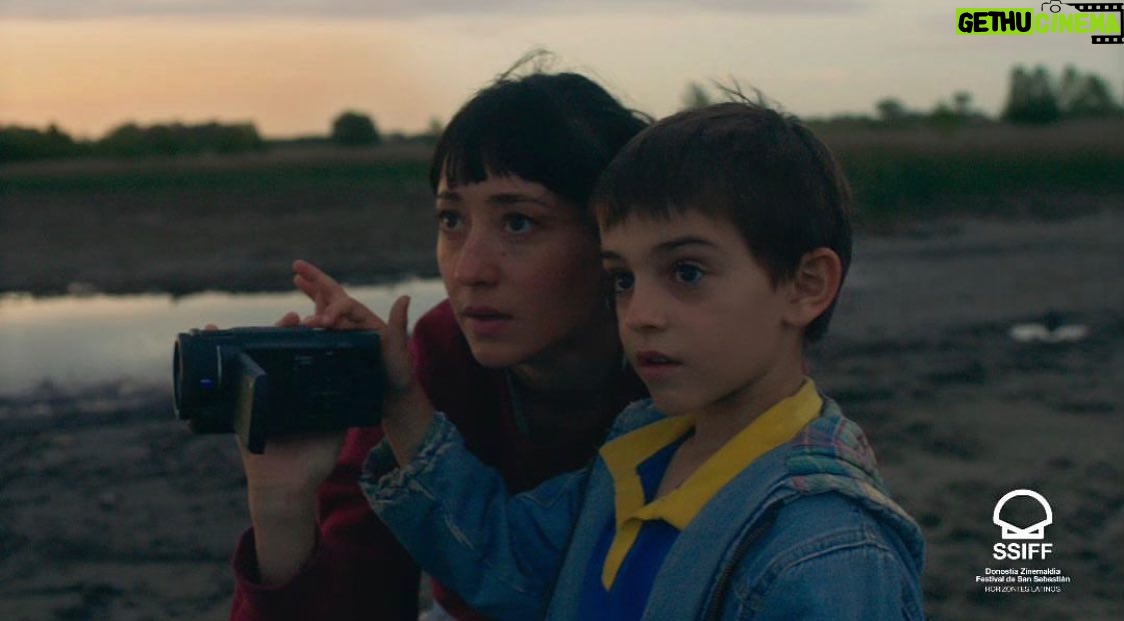 Camila Peralta - 611 Likes - “Clara se pierde en el bosque” la peli de @fabbricamila se estrena en @sansebastianfes y estamos mega felices! Gracias Cami por dejarme actuar en tu peli 💕
El rodaje fue muy hermoso! Me hice amigues nuevos con los que quiero seguir compartiendo siempre!
Alina Films en coproducción con @varsoviafilms / Escrita y dirigida por @fabbricamila
Protagonizada
por @camilasicamila, @agugagli,@d_i_n_a_s_t_i_a,
@lagomezgarcia, @maitinademarco, @los_gn y @ma
rtichamorro
Guión y Dirección: Camila Fabbri
Producida por Pablo Chernov
Coproductor: @diego.dubcovsky
Dirección de Fotografía y Cámara: @pereda.victoria
1ra Asistente de Cámara: Lisa Lombardo
2do Asistente de
Cámara: @claobarrio y @franciscogarciamorteo
Gaffer: Agustín Boero
Jefa de Reflectoristas: Valeria Lachman
Key Grip: César Padilla un_tecnicx
Operador de Steadicam: @arminmw
Foto fija: @martinrkraut y @sebastianarpesella
Asistente de Dirección: @nachoceroi
Continuista: @dani.llanos.r
Jefe de Producción: @ezepierri
Asistente de Producción: @majo.pedernera
Ayudante de Producción: @pederneraelias
Diseño de Sonido: @fran_pedemonte
Editora de diálogos: zapando
Editor de ambientes y efectos: Fernando Gallucci
Sonido directo: @andresmarks
Microfonistas: juan_i_t_ y @s.lipszyc
Maquillaje: @ivanaboveda
Dirección de Arte: @iariohanian
Ambientadores: @facu.adam0 y @clariortigoza
Vestuario: @bernardacrudo
Ayudante de Vestuario: @hola.francisca
Director de Producción: @tatoboren
Investigación: Luciano Zdrojewski
Montaje: @jojojollobet
Asistente de Montaje: @elituchis
Coordinación de producción (Varsovia
Films): @divagadiana
Administración (Varsovia Films): @penelasca