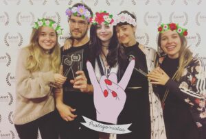 Camila Peralta Instagram - LA FOTO DE LOS PROTAGONISTAS rodeando a @ailinzeta (que no está pegada) ganadora a “mejor directora” en el @buenosaireswebfest . Qué suerte coincidir plenamente con el jurado, porque Ailín fue maravillosa como directora, falto el premio a zarpada amiga, será la próxima, tranqui. 
Estamos felices y orgullosas, vean la serie, esta en YouTube en el canal de @un3tv y en @cine.ar ❤️.
Gracias a los mejores @cavernafilmsco Y @labienalba 🙌