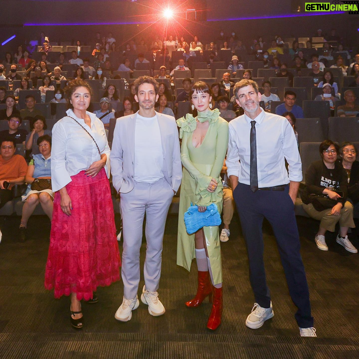 Camila Peralta - 1.6K Likes - Estreno de ADULTO película de @marianogonzalez.1 en @shanghaiinternationalff ❤️
Protagonizada por el genio de @al.__.fon fue hermoso verla por primera vez en China con un público súper cálido y atento.
Estoy enamorada de este país 🥹
Estilismo •• @pamemartinelli
@sadaels 🥰