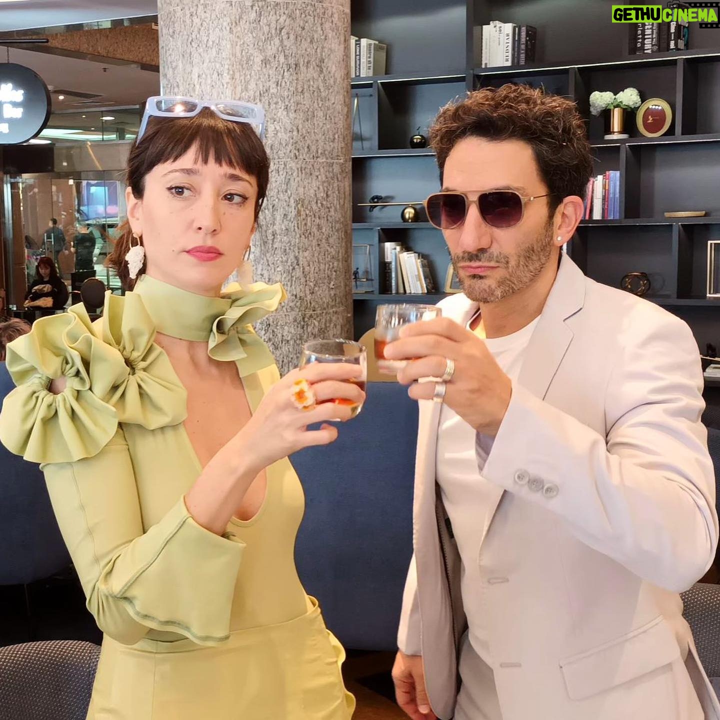 Camila Peralta - 1.6K Likes - Estreno de ADULTO película de @marianogonzalez.1 en @shanghaiinternationalff ❤️
Protagonizada por el genio de @al.__.fon fue hermoso verla por primera vez en China con un público súper cálido y atento.
Estoy enamorada de este país 🥹
Estilismo •• @pamemartinelli
@sadaels 🥰