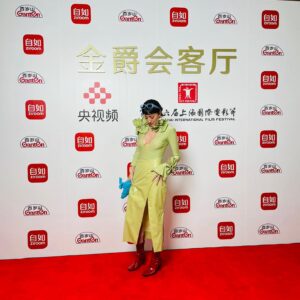 Camila Peralta Instagram - Estreno de ADULTO película de @marianogonzalez.1 en @shanghaiinternationalff ❤️ 
Protagonizada por el genio de @al.__.fon fue hermoso verla por primera vez en China con un público súper cálido y atento.
Estoy enamorada de este país 🥹 

Estilismo •• @pamemartinelli 
@sadaels 🥰