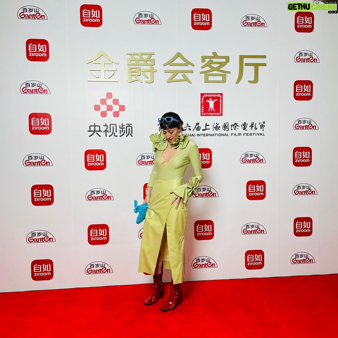 Camila Peralta - 1.6K Likes - Estreno de ADULTO película de @marianogonzalez.1 en @shanghaiinternationalff ❤️
Protagonizada por el genio de @al.__.fon fue hermoso verla por primera vez en China con un público súper cálido y atento.
Estoy enamorada de este país 🥹
Estilismo •• @pamemartinelli
@sadaels 🥰