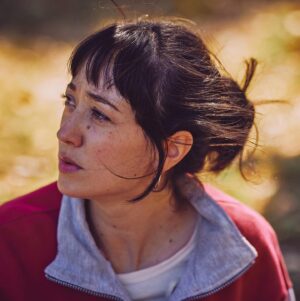 Camila Peralta Instagram - Mañana se estrena Clara se pierde en el bosque de @fabbricamila En @mardelplataff 
Algunas fotis de este rodaje hermoso, en el medio del campo, con un equipo increíble.
Yo no podré estar en el estreno 😔😭 pero estoy feliz de que puedan verla! ❤️
Guión y Dirección: Camila Fabbri
Producida por Pablo Chernov
Coproductor: @diego.dubcovsky
Dirección de Fotografía y Cámara: @pereda.victoria
1ra Asistente de Cámara: Lisa Lombardo
2do Asistente de
Cámara: @claobarrio y @franciscogarciamorteo
Gaffer: Agustín Boero
Jefa de Reflectoristas: Valeria Lachman
Key Grip: César Padilla @un_tecnicx
Operador de Steadicam: @arminmw
Foto fija: @martinrkraut y @sebastianarpesella
Asistente de Dirección: @nachoceroi
Continuista: @dani.llanos.r
Jefe de Producción: @ezepierri
Asistente de Producción: @majo.pedernera
Ayudante de Producción: @pederneraelias
Diseño de Sonido: @fran_pedemonte
Editora de diálogos: zapando
Editor de ambientes y efectos: Fernando Gallucci
Sonido directo: @andresmarks
Microfonistas:juan_I_t_у @s.lipszyc
Maquillaje: @ivanaboveda
Dirección de Arte: @iariohanian
Ambientadores: @facu.adam0 y @clariortigoza
Vestuario: @bernardacrudo
Ayudante de Vestuario: @hola.francisca
Director de Producción: @tatoboren
Investigación: Luciano Zdrojewski
Montaje: @jojojollobet
Asistente de Montaje: @elituchis
Coordinación de producción (Varsovia
Films): @divagadiana
Administración (Varsovia Films): @penelasca