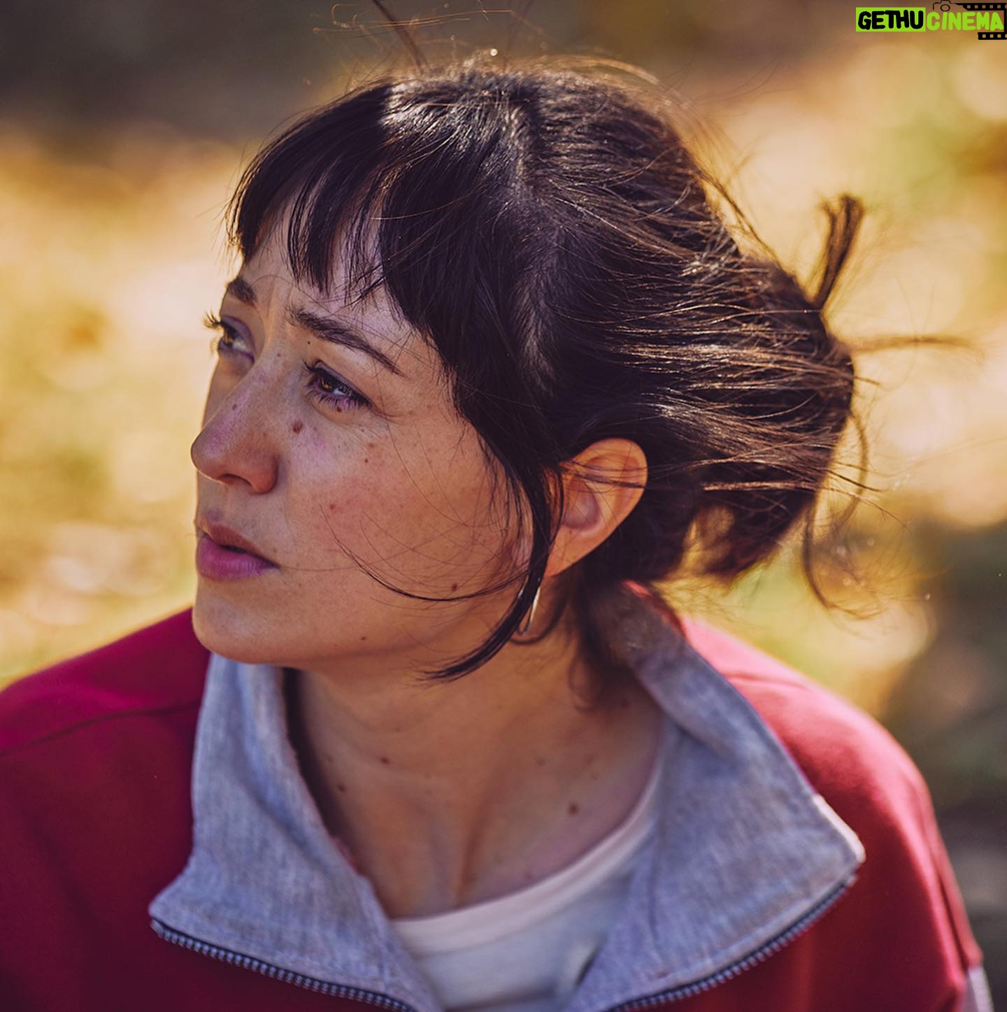 Camila Peralta - 585 Likes - Mañana se estrena Clara se pierde en el bosque de @fabbricamila En @mardelplataff
Algunas fotis de este rodaje hermoso, en el medio del campo, con un equipo increíble.
Yo no podré estar en el estreno 😔😭 pero estoy feliz de que puedan verla! ❤️
Guión y Dirección: Camila Fabbri
Producida por Pablo Chernov
Coproductor: @diego.dubcovsky
Dirección de Fotografía y Cámara: @pereda.victoria
1ra Asistente de Cámara: Lisa Lombardo
2do Asistente de
Cámara: @claobarrio y @franciscogarciamorteo
Gaffer: Agustín Boero
Jefa de Reflectoristas: Valeria Lachman
Key Grip: César Padilla @un_tecnicx
Operador de Steadicam: @arminmw
Foto fija: @martinrkraut y @sebastianarpesella
Asistente de Dirección: @nachoceroi
Continuista: @dani.llanos.r
Jefe de Producción: @ezepierri
Asistente de Producción: @majo.pedernera
Ayudante de Producción: @pederneraelias
Diseño de Sonido: @fran_pedemonte
Editora de diálogos: zapando
Editor de ambientes y efectos: Fernando Gallucci
Sonido directo: @andresmarks
Microfonistas:juan_I_t_у @s.lipszyc
Maquillaje: @ivanaboveda
Dirección de Arte: @iariohanian
Ambientadores: @facu.adam0 y @clariortigoza
Vestuario: @bernardacrudo
Ayudante de Vestuario: @hola.francisca
Director de Producción: @tatoboren
Investigación: Luciano Zdrojewski
Montaje: @jojojollobet
Asistente de Montaje: @elituchis
Coordinación de producción (Varsovia
Films): @divagadiana
Administración (Varsovia Films): @penelasca