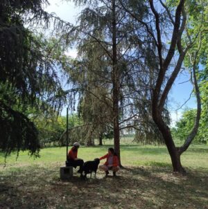 Camila Peralta Instagram - Mañana se estrena Clara se pierde en el bosque de @fabbricamila En @mardelplataff 
Algunas fotis de este rodaje hermoso, en el medio del campo, con un equipo increíble.
Yo no podré estar en el estreno 😔😭 pero estoy feliz de que puedan verla! ❤️
Guión y Dirección: Camila Fabbri
Producida por Pablo Chernov
Coproductor: @diego.dubcovsky
Dirección de Fotografía y Cámara: @pereda.victoria
1ra Asistente de Cámara: Lisa Lombardo
2do Asistente de
Cámara: @claobarrio y @franciscogarciamorteo
Gaffer: Agustín Boero
Jefa de Reflectoristas: Valeria Lachman
Key Grip: César Padilla @un_tecnicx
Operador de Steadicam: @arminmw
Foto fija: @martinrkraut y @sebastianarpesella
Asistente de Dirección: @nachoceroi
Continuista: @dani.llanos.r
Jefe de Producción: @ezepierri
Asistente de Producción: @majo.pedernera
Ayudante de Producción: @pederneraelias
Diseño de Sonido: @fran_pedemonte
Editora de diálogos: zapando
Editor de ambientes y efectos: Fernando Gallucci
Sonido directo: @andresmarks
Microfonistas:juan_I_t_у @s.lipszyc
Maquillaje: @ivanaboveda
Dirección de Arte: @iariohanian
Ambientadores: @facu.adam0 y @clariortigoza
Vestuario: @bernardacrudo
Ayudante de Vestuario: @hola.francisca
Director de Producción: @tatoboren
Investigación: Luciano Zdrojewski
Montaje: @jojojollobet
Asistente de Montaje: @elituchis
Coordinación de producción (Varsovia
Films): @divagadiana
Administración (Varsovia Films): @penelasca