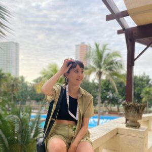 Camila Peralta Instagram - Increíble @festivalcinehabana ❤️ presentamos Clara se pierde en el bosque de @fabbricamila y turisteamos con coki @constanzaperalta1 la mejor hermana del planeta 
El conjunto verde es de la bella @marea.cristal gracias❤️

“casi sin pensar las cosas que voy haciendo parecen un sueño” Pity Alvarez 🥹
Ahora se vuelve a la realidad, que duro.