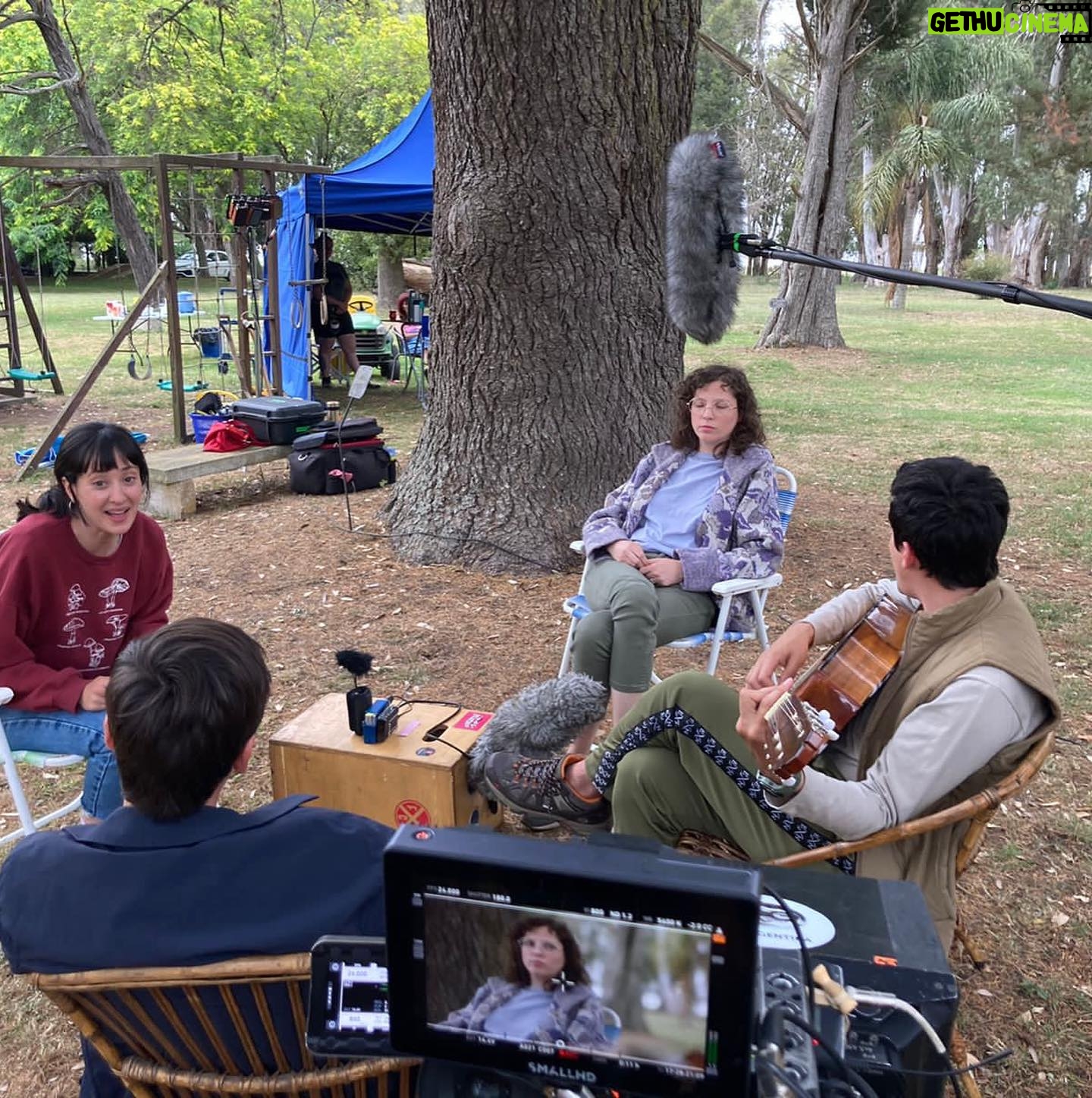Camila Peralta - 585 Likes - Mañana se estrena Clara se pierde en el bosque de @fabbricamila En @mardelplataff
Algunas fotis de este rodaje hermoso, en el medio del campo, con un equipo increíble.
Yo no podré estar en el estreno 😔😭 pero estoy feliz de que puedan verla! ❤️
Guión y Dirección: Camila Fabbri
Producida por Pablo Chernov
Coproductor: @diego.dubcovsky
Dirección de Fotografía y Cámara: @pereda.victoria
1ra Asistente de Cámara: Lisa Lombardo
2do Asistente de
Cámara: @claobarrio y @franciscogarciamorteo
Gaffer: Agustín Boero
Jefa de Reflectoristas: Valeria Lachman
Key Grip: César Padilla @un_tecnicx
Operador de Steadicam: @arminmw
Foto fija: @martinrkraut y @sebastianarpesella
Asistente de Dirección: @nachoceroi
Continuista: @dani.llanos.r
Jefe de Producción: @ezepierri
Asistente de Producción: @majo.pedernera
Ayudante de Producción: @pederneraelias
Diseño de Sonido: @fran_pedemonte
Editora de diálogos: zapando
Editor de ambientes y efectos: Fernando Gallucci
Sonido directo: @andresmarks
Microfonistas:juan_I_t_у @s.lipszyc
Maquillaje: @ivanaboveda
Dirección de Arte: @iariohanian
Ambientadores: @facu.adam0 y @clariortigoza
Vestuario: @bernardacrudo
Ayudante de Vestuario: @hola.francisca
Director de Producción: @tatoboren
Investigación: Luciano Zdrojewski
Montaje: @jojojollobet
Asistente de Montaje: @elituchis
Coordinación de producción (Varsovia
Films): @divagadiana
Administración (Varsovia Films): @penelasca