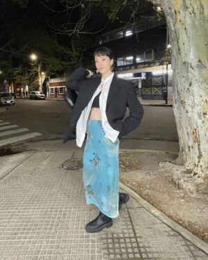 Camila Peralta Instagram - Ayer fue la avant premiere de @puan.pelicula 🥰 fue hermoso verla en el cine con tanta gente! 
Desde el jueves 5 de octubre la pueden ver en un montón de cines, vayan! Esta buenísima! 

Gracias @constanzaperalta1 por ser mi estilista, @anitabalduini mi amiga maquilladora y @carla__scolari la mejor compañía ❤️